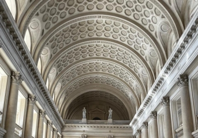 Visitando el edificio de Tribunales de la Provincia